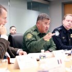 Raúl Ortiz (centro) habla durante una reunión.