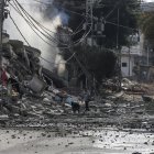 Escombros tras un ataque israelí contra el barrio de Tel al-Hawa.