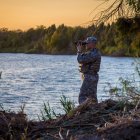 Un soldado de la Guardia Nacional de Texas patrulla el Río Grande, entre México y Estados Unidos, al atardecer.