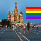 Plaza roja de Moscú y bandera LGBT