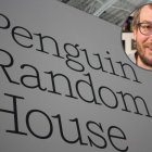 Fotografía de un cartel de Penguin Random House durante una feria de Londres. Superpuesto, se puede ver el rostro del autor John Green.