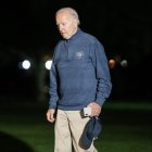 Joe Biden camina hacia la Casa Blanca.