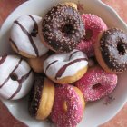 Imagen de un plato con varios Donuts.