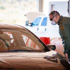 Imagen de archivo de un agente fronterizo realizando un control a una automóvil cerca de Tucson