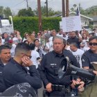 Grupo de padres manifestándose contra una asamblea organizada en una escuela primaria por el Día del Orgullo LGBT.