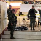 Personal militar hace guardia en el gimnasio donde se registró el atentado en la universidad del sur de Filipinas.