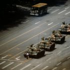 Icónica fotografía de un hombre frente a unos tanques tras la masacre de Tiananmen.