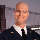 Imagen promocional de Bull, personaje que interpretó Richard Moll en la comedia 'Night Court'. El intérprete murió el jueves 26 de octubre de 2023 a los 80 años.