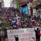 Fotografía aérea de inmigrantes caminando en caravana hoy, para intentar llegar a EEUU desde la ciudad de Tapachula, estado de Chiapas (México). EFE/Juan Manuel Blanco