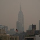 El Empire State Building queda oculto por el humo de los incendios forestales canadienses que se ciernen sobre Nueva York, lo que hace temer por la calidad del aire el 6 de junio de 2023 en Nueva York.