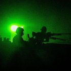 Soldados de las FDI bajo el efecto de una cámara nocturna.