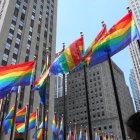 Banderas LGBT desplegadas alrededor de Rockefeller Center con motivo del Mes del Orgullo.