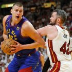 Nikola Jokic (Denver Nuggets) defendido por Kevin Love (Miami Heat) en el tercer juego de las Finales de la NBA 2023.