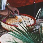 Imagen de una mujer en Etiopía partiendo pan que le han entregado asociaciones benéficas gracias a los programas de ayuda alimentaria.