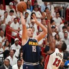 Nikola Jokic, de los de los Denver Nuggets, lanza el balón contra el pívot de los Miami Heat Bam Adebayo durante el cuarto partido de las Finales de la NBA 2023. (Cordon Press)