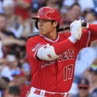 Shohei Ohtani bateando para los Angels.