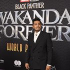 El actor mexicano Tenoch Huerta frente a un cartel de la películe 'Black Panther: Wakanda Forever'.
