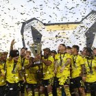 Los jugadores de Columbus Crew levantan la MLS Cup