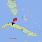Montaje de un mapa de Cuba y Florida con una bandera china y una antena.