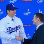 Andrew Friedman de los Dodgers de Los Ángeles da la bienvenida a Shohei Ohtani #17 a los Dodgers durante su presentación a los medios el jueves 14 de diciembre de 2023 en el Dodger Stadium en Los Ángeles, California.