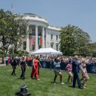 Joe y Jill Biden saludan a los invitados a la celebración del Orgullo en la Casa Blanca)