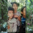 Captura de pantalla de un vídeo que muestra a los niños y sus rescatistas en la selva amazónica.