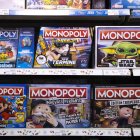 Estantería con diversos Monopoly, uno de los juegos más populares creados por Hasbro. La compañía juguetera Mattel también advirtió sobre problemas en la industria.