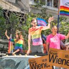 Scott Wiener (en el centro), en un coche llevando los colores del Orgullo.