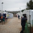 Hombre parado en campo de refugiados en Grecia.