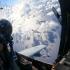 Piloto observando desde dentro de su aeronave una flota volando a menor altura.