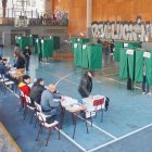 Imagen de archivo de un centro de votación durante la elección de los constituyentes que redactaron el segundo intento de texto constitucional en Chile.