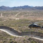 Un helicóptero de la Patrulla Fronteriza sobrevuela la frontera en el sector de Tucson, en una foto de Archivo.