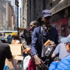 Inmigrantes ilegales reciben comida en Nueva York.