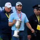 El golfista estadounidense Wyndham Clark con el trofeo US Open