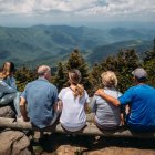 Familia descansando frente a una montaña.