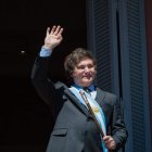 Imagen de archivo de  Javier Milei saludando a sus partidarios desde un balcón del palacio de gobierno tras tomar posesión como presidente argentino.