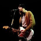 El fundador de Nirvana Kurt Cobain toca la guitarra y canta durante un concierto en Italia.