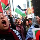 Manifestantes pro-Palestina piden cancelar la Navidad mientras pasean un pesebre “ensangrentado” en la ciudad de Nueva York