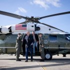 Joe Biden y Gavin Newsom descienden de un helicóptero.