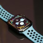 Un Apple Watch con correa azul y que muestra la hora.