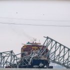 El puente Francis Scott Key colapsado se encuentra encima del buque portacontenedores Dali en Baltimore