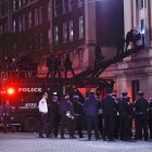 Oficiales de la policía de Nueva York con equipo antidisturbios irrumpen en un edificio de la Universidad de Columbia