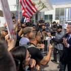 El secretario de Estado de EEUU, Antony Blinken se encuentra con las familias de los rehenes secuestrados en el mortífero ataque del 7 de octubre contra Israel por el grupo islamista palestino Hamás, a las puertas de un hotel, en Tel Aviv, el 1 de mayo de 2024.