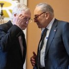 El líder de la mayoría del Senado, Chuck Schumer (D-NY), habla con el líder de la minoría, Mitch McConnell (R-KY), en el Capitolio de EE.UU., el 27 de febrero de 2024.