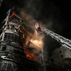 Los bomberos trabajan para extinguir un incendio en un edificio comercial en el que murieron al menos 44 personas, en Dhaka, el 29 de febrero de 2024.