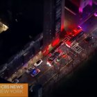 Captura de pantalla de los bomberos de Nueva York llegando al lugar donde se registraron explosiones en Roosevelt Island, Nueva York.