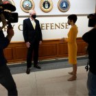 La periodista Catherine Herridge, entrevistando al exsecretario de Defensa Chris Miller.