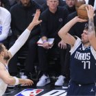 Luka Doncic lanza a canasta durante el quinto partido de play offs ante los Clippers.