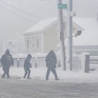 Gente caminando en plena nevada en Lawrence, Massachusetts el 7 de enero de 2024 durante la tormenta invernal masiva.