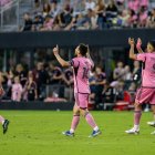 Messi celebra un gol junto a Suárez y Busquets.